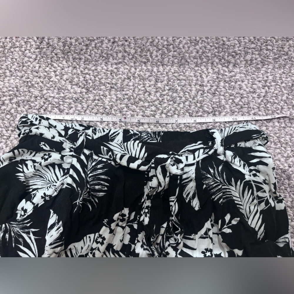 Francesca's Collections Black and White Tropical Print Shorts - Picture 10 of 11